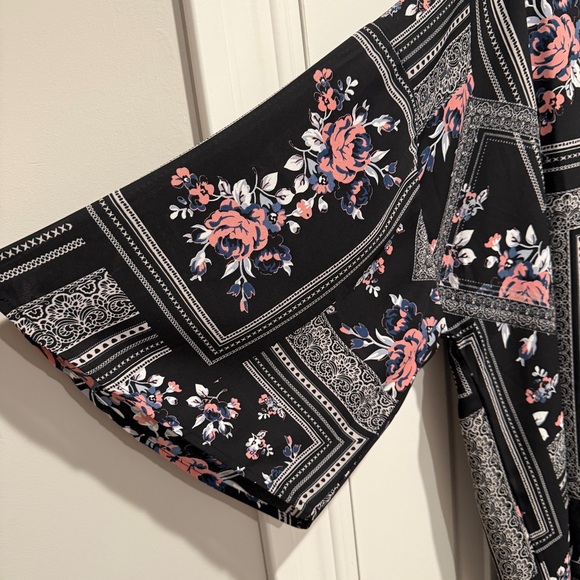 Laurie Felt Black Floral Kimono Blouse - Picture 4 of 6
